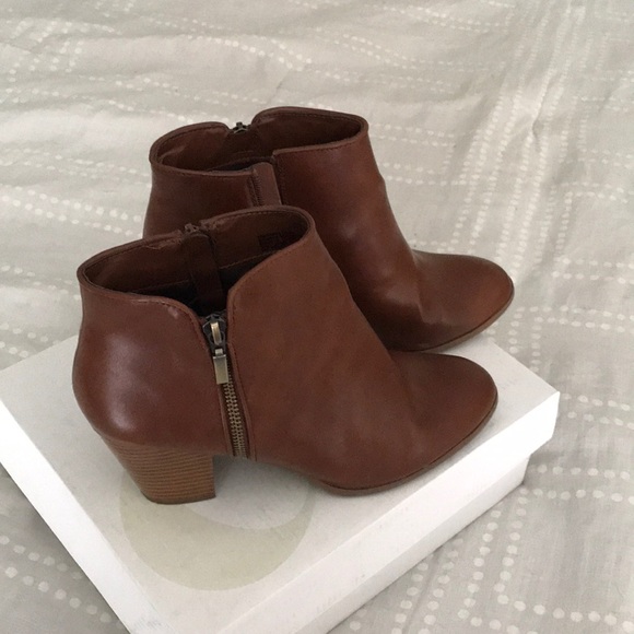 Size 9 women’s brown booties. - Picture 2 of 7